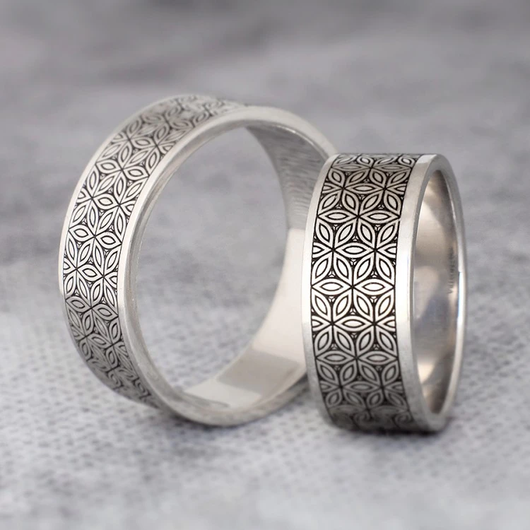 Trouwringen v142 in goud of platina met Flower of Life-patroon