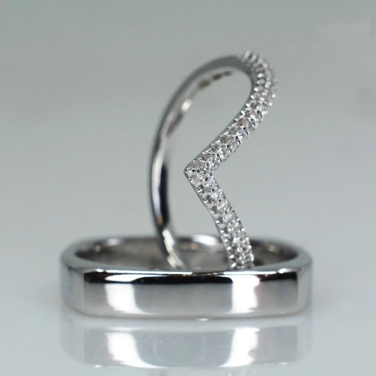Wedding rings v1475 in Gold or Platinum with Diamonds