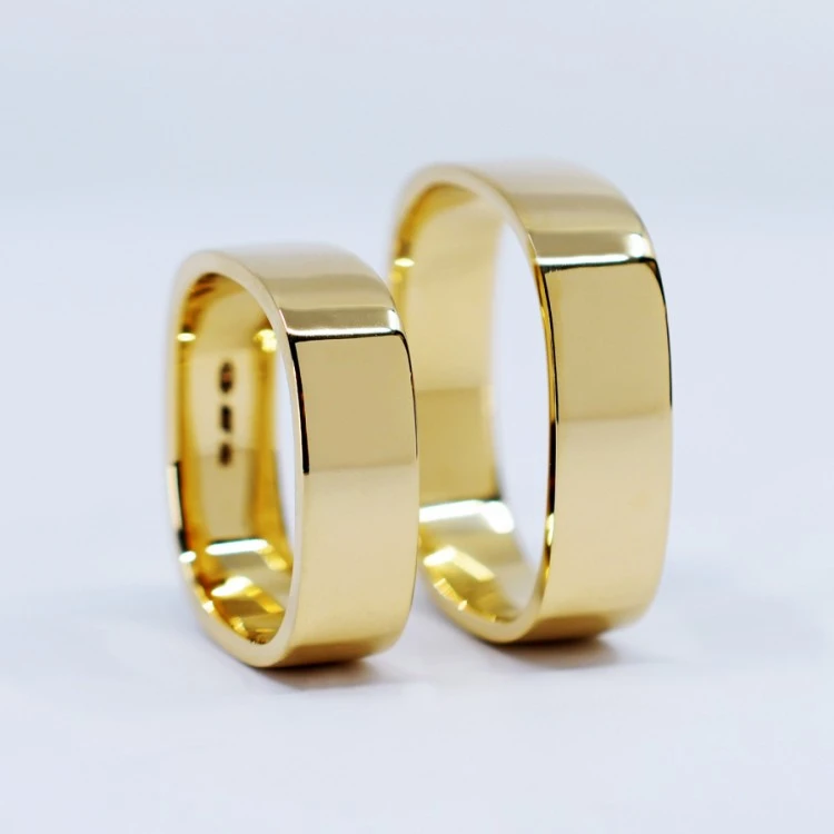 Vierkante trouwringen v150 in goud of platina