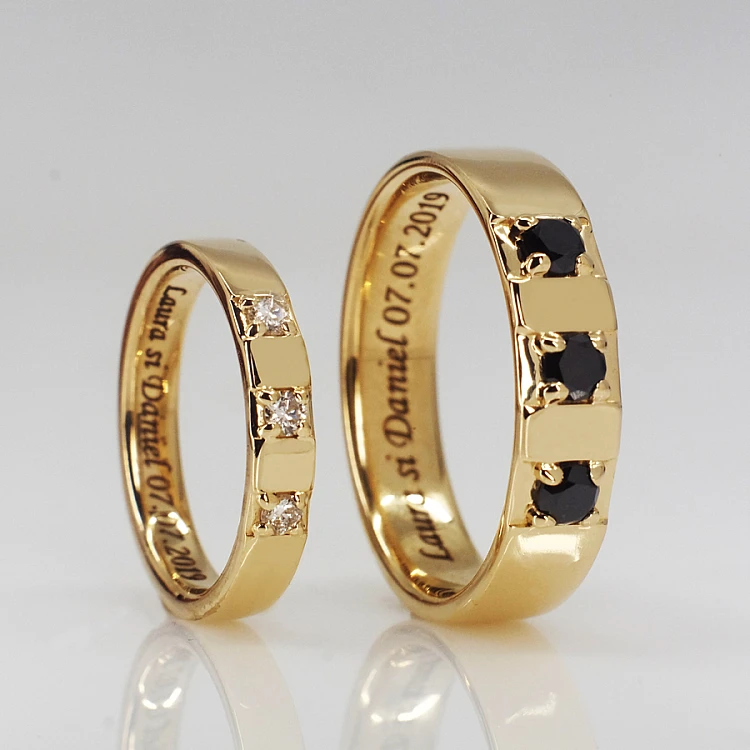 Trouwringen v1550 in goud of platina met kleurloze en zwarte diamanten