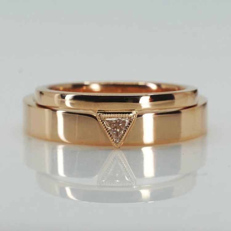 Alliances en or ou en platine avec diamant triangulaire - modèle v1629