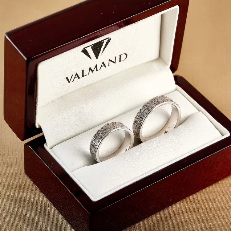 Alliances en or ou en platine avec motif laser traditionnel - modèle v164