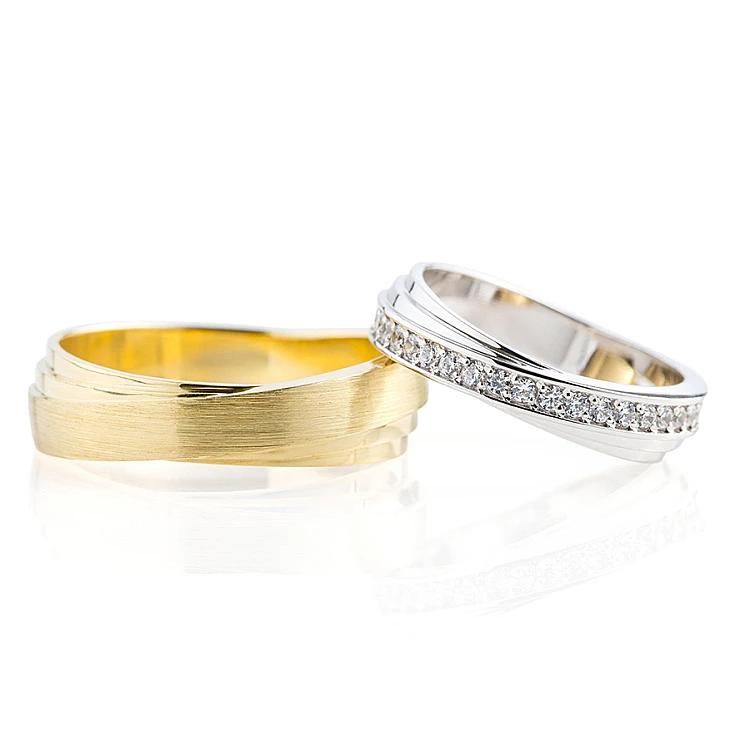 Tweekleurige trouwringen in goud of platina met natuurlijke diamanten v200