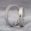 Trouwringen Mat Sidef v203 in goud of platina met zwarte diamant