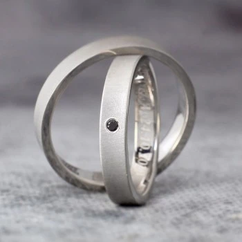 Anillos de boda de madreperla mate en oro o platino con diamante negro - modelo v203