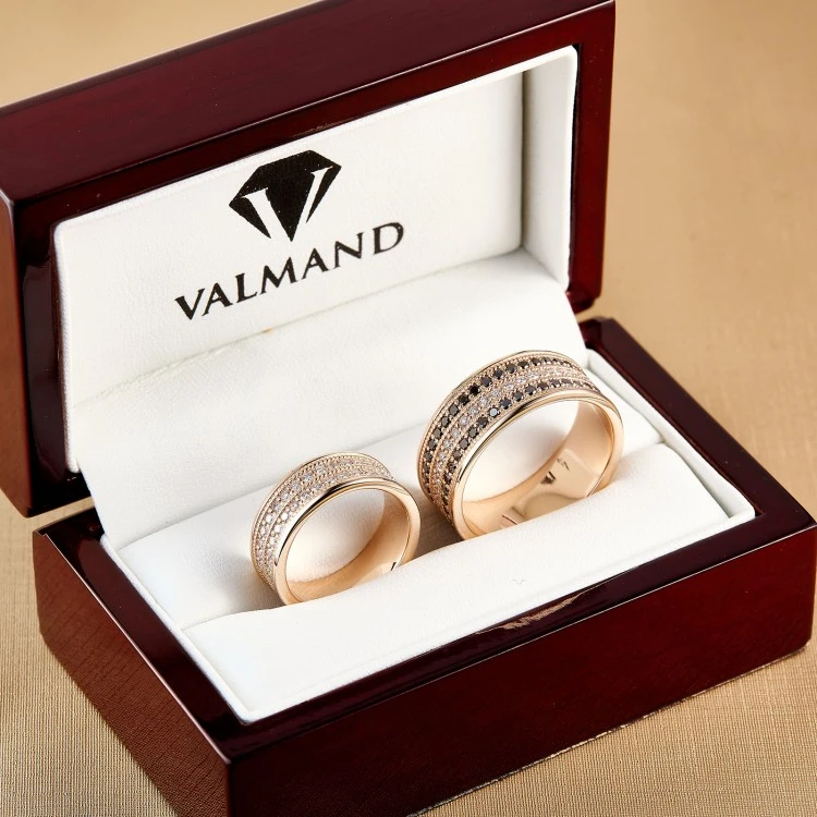 Eheringe v225.1 in Gold oder Platin mit farblosen und schwarzen Diamanten