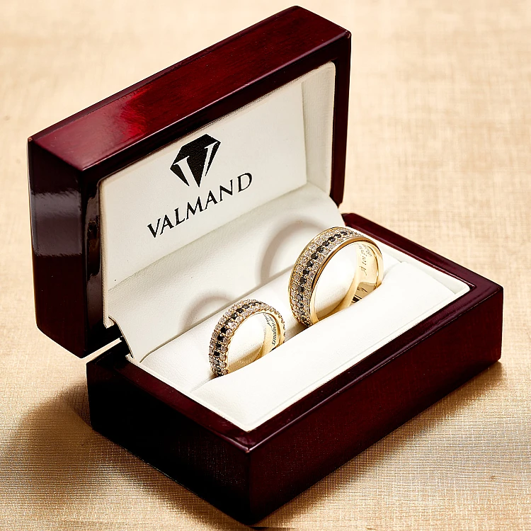 Eheringe aus 18 Karat Gold oder Platin mit farblosen und schwarzen Diamanten – Modell v225.2