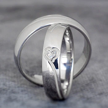 Eheringe v362 in Gold oder Platin mit Diamant