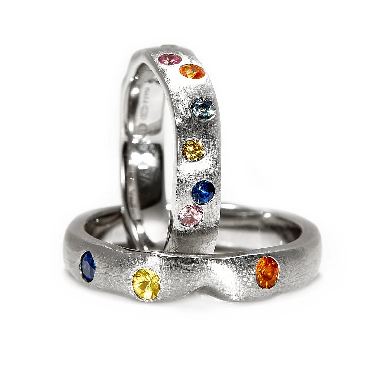 FreeForm gouden of platina trouwringen met gekleurde saffieren - model v4526