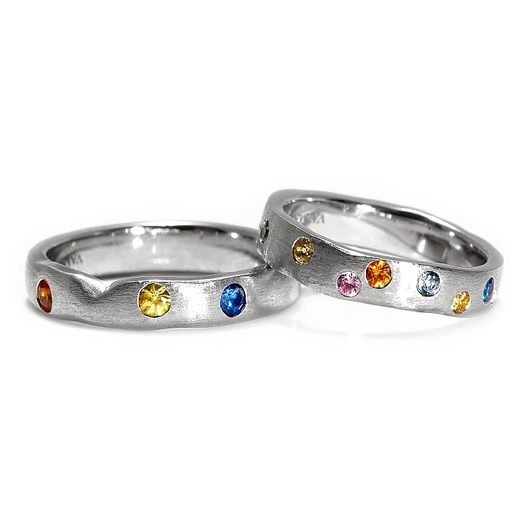 FreeForm gouden of platina trouwringen met gekleurde saffieren - model v4526