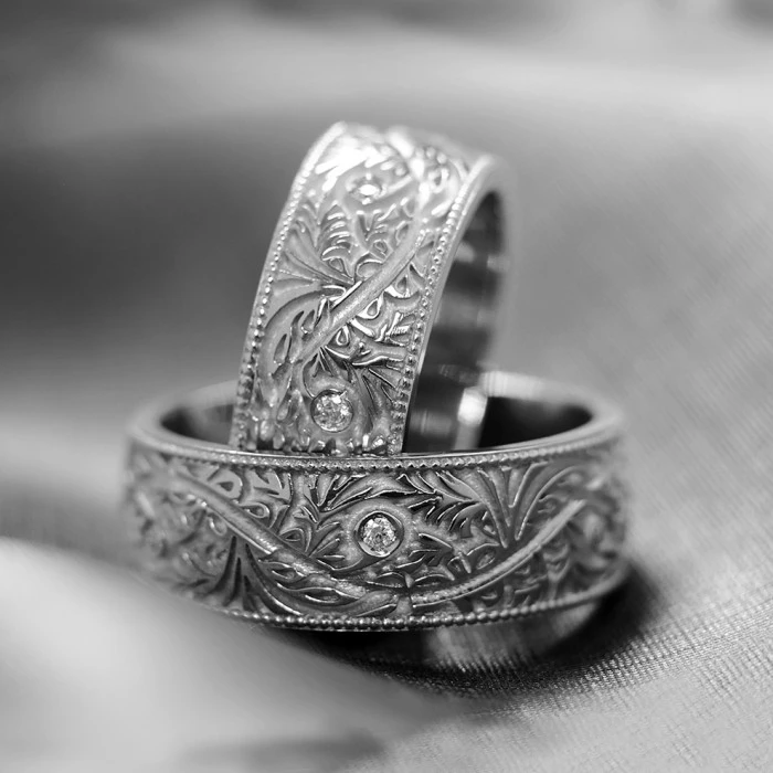 Trouwringen v6191 in goud met diamanten in Venetiaans patroon