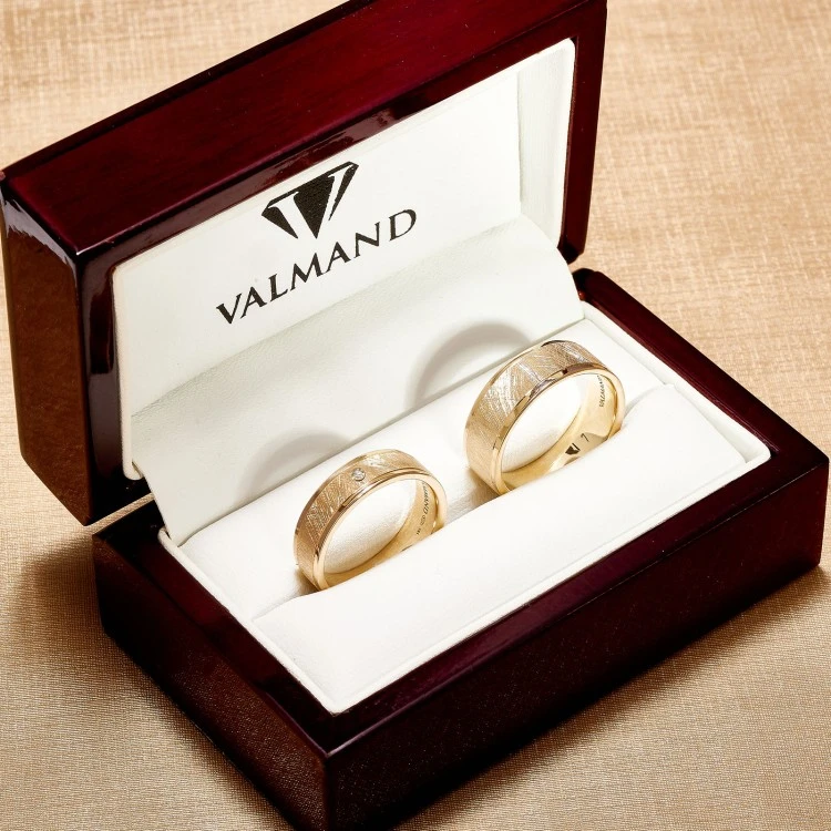 Anillos de boda de oro con diamante, perfil recto y acabado mate hielo - modelo v840.2