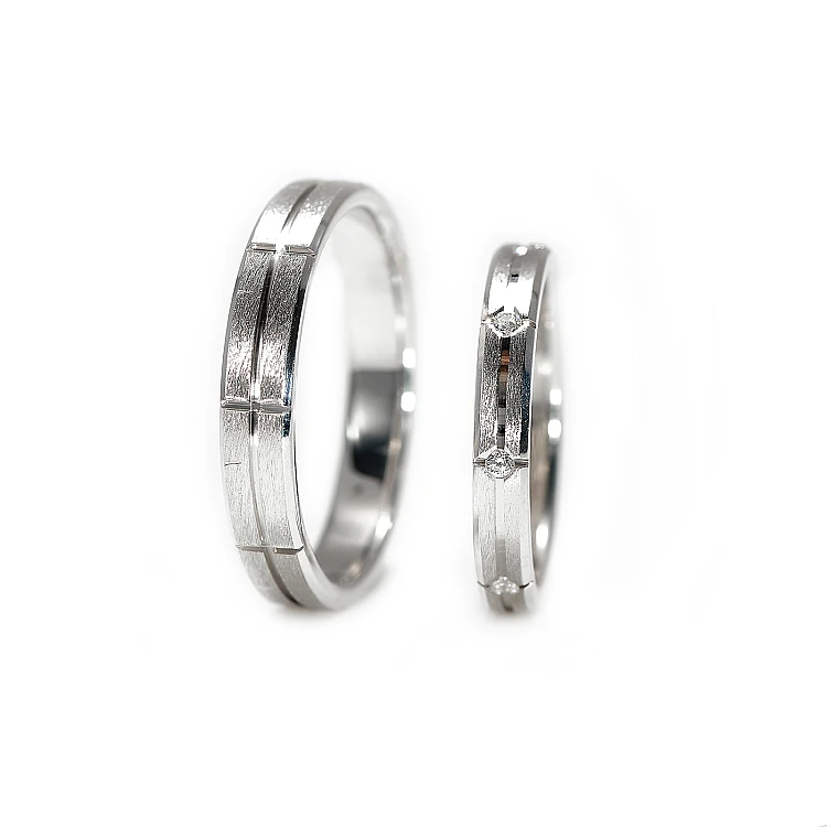 Moderne trouwringen met afgeschuinde randen in goud of platina met diamanten - v925-model