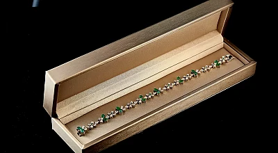 Cómo usar joyas llamativas para un atuendo exitoso